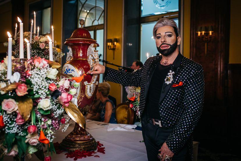 Harald Glööckler Ladies Dinner im Hotel Excelsior Ernst mit Luxus Barock Vase von Casa Padrino