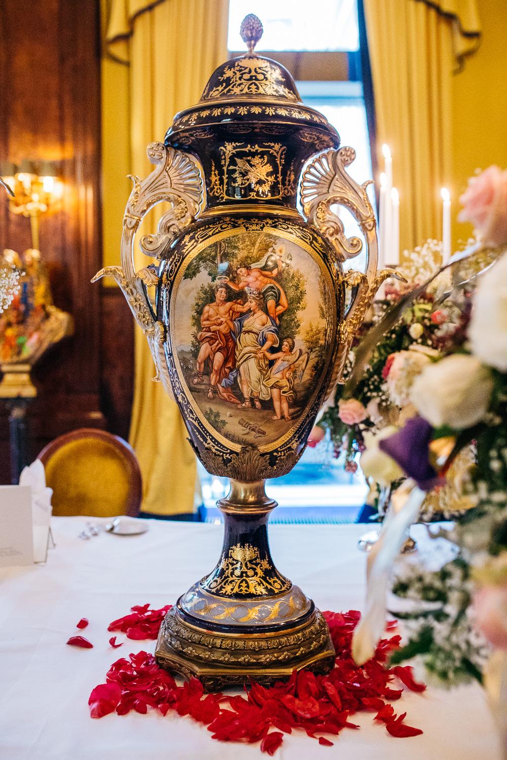 Prunkvolle wertvolle Porzellan Vase aus der Luxus Kollektion von Casa Padrino auf dem Ladies Dinner von Harald Glööckler im Luxushotel Excelsior Ernst in Köln