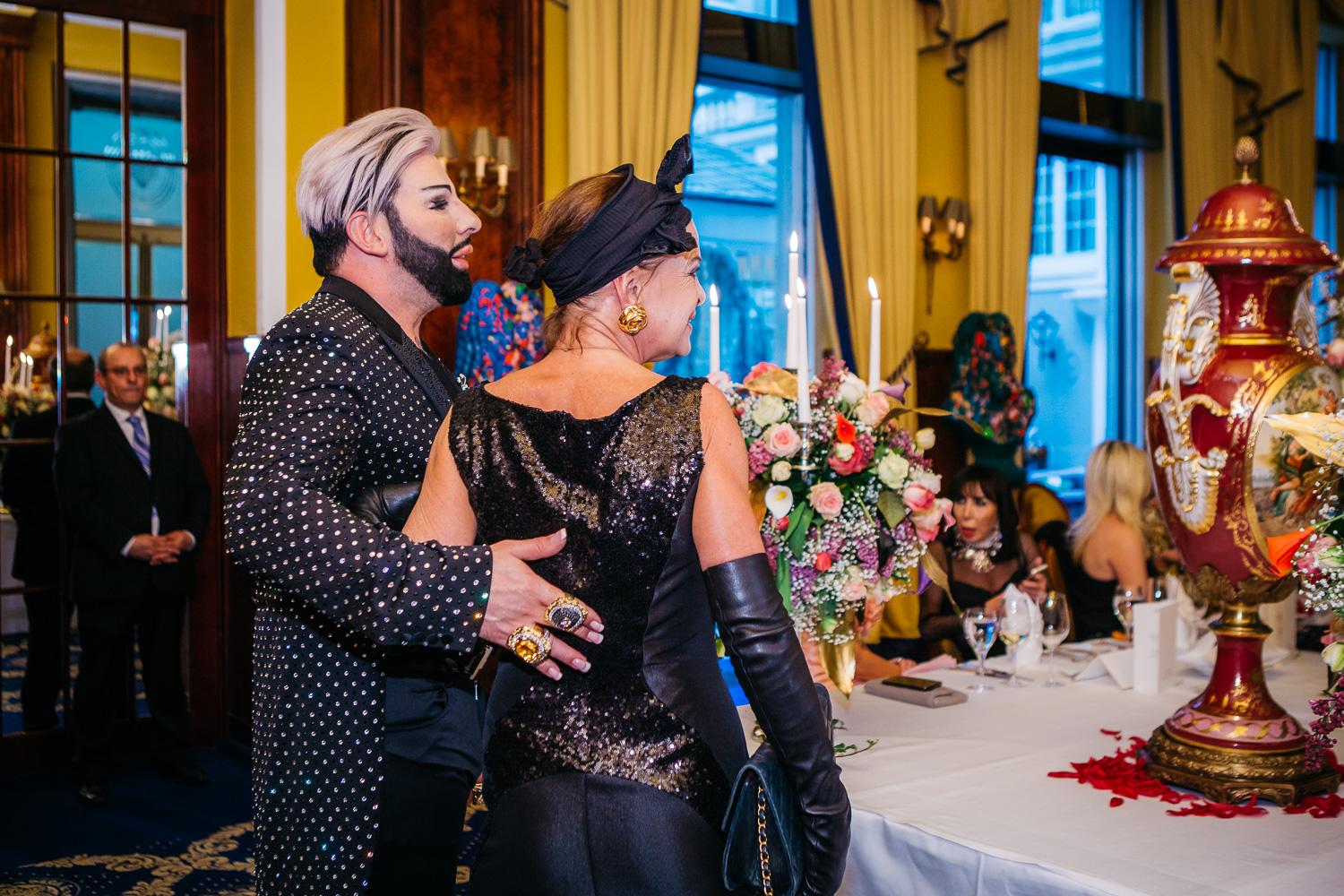 Harald Glööckler und Schauspielerin Barbara beim Ladies Dinner im Hotel Excelsior Ernst mit Casa Padrino Barock Vasen