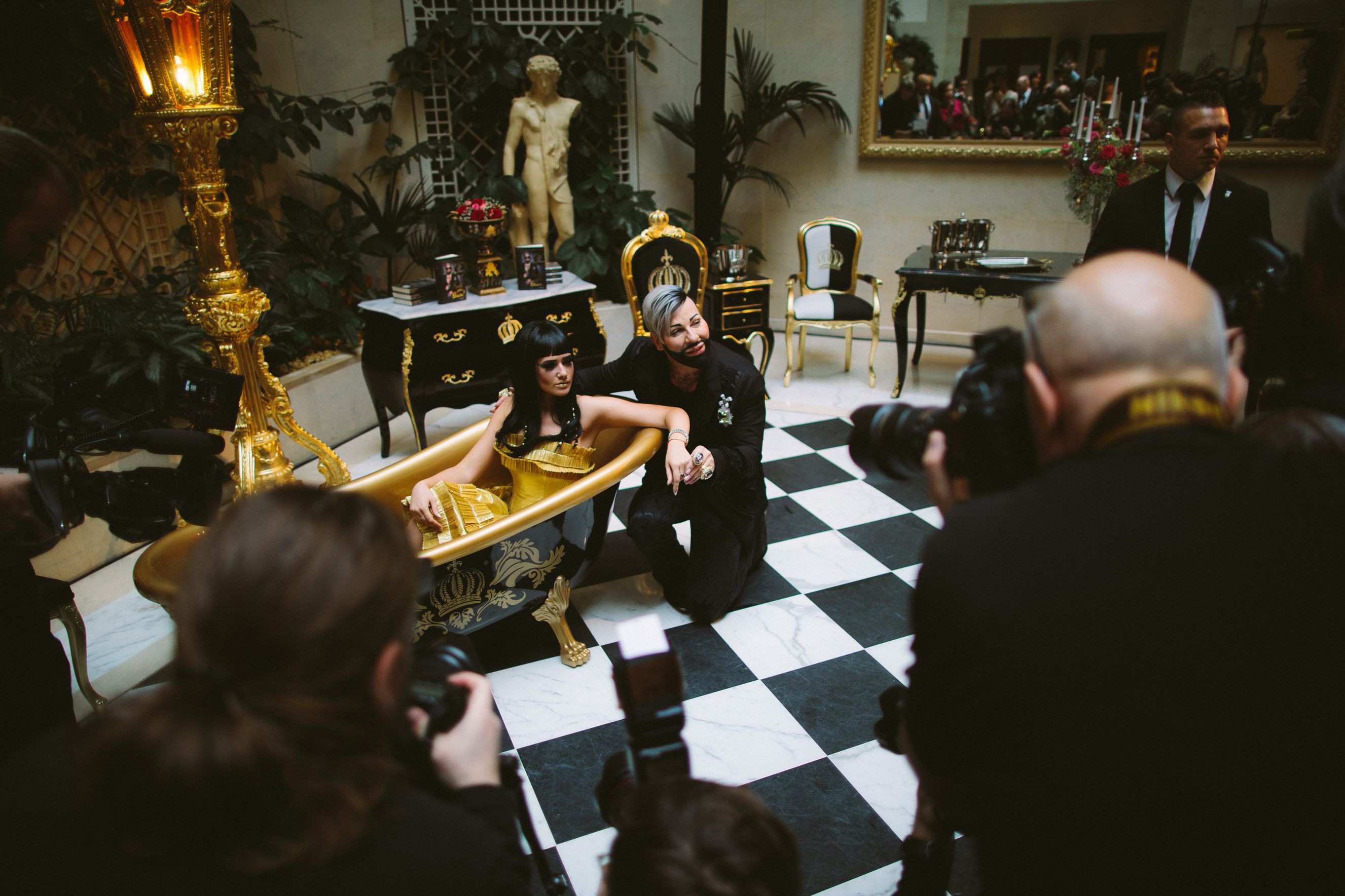 Pompöös by Casa Padrino Luxus Badewanne Schwarz / Gold mit Sarah Knappik als Cleopatra - Promi Presse Event Berlin Adlon Hotel