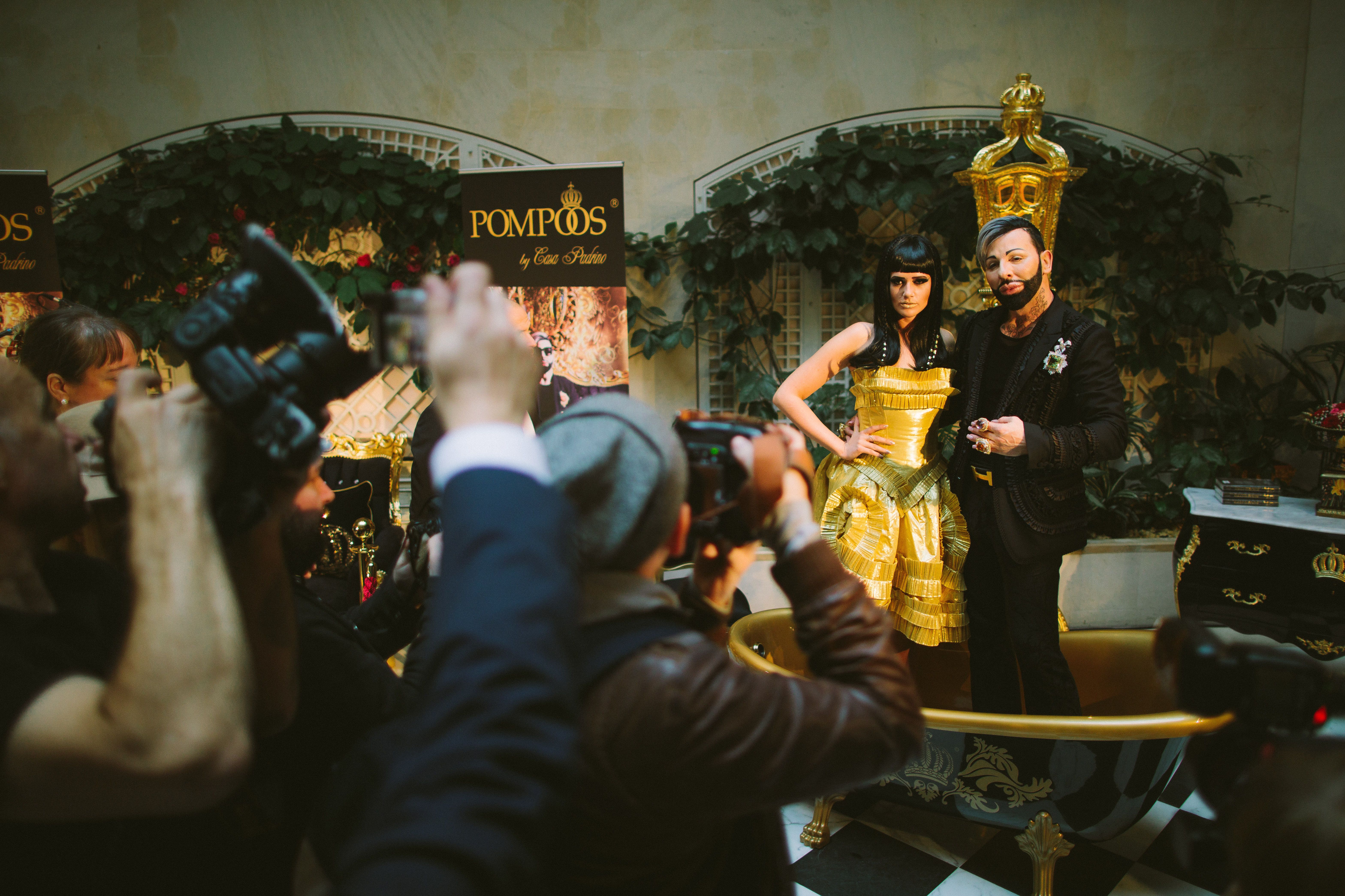 Pompöös by Casa Padrino Barock Möbel Kollektion von Harald Glööckler präsentiert im Adlon Kempinski Hotel in Berlin - mit Model Sarah Knappik in der goldenen Pompöös by Casa Padrino Badewanne