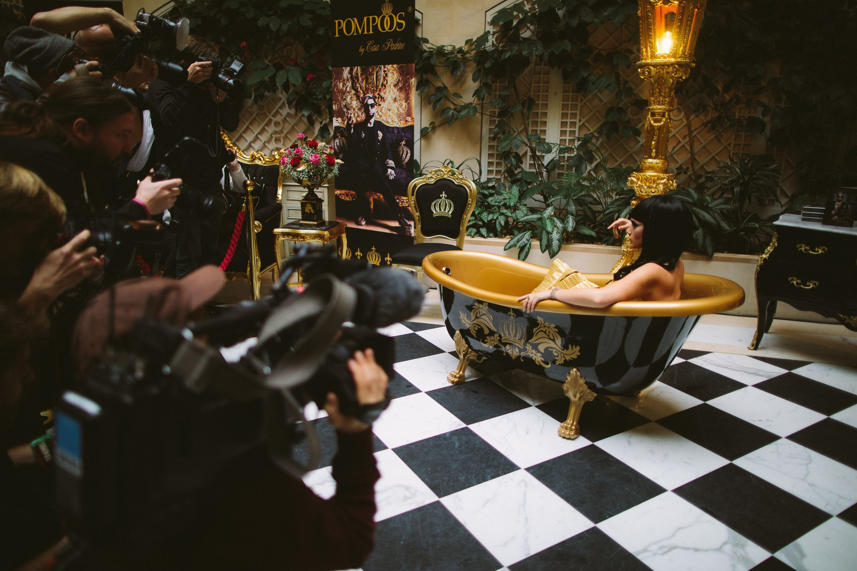 Goldene Pompöös by Casa Padrino Luxus Badewanne freistehend auf Löwenfüßen mit Model Sarah Knappik als Cleopatra inszeniert von Star Designer Harald Glööckler